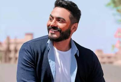 شاهد .. مقطع فيديو كوميدي لتامر حسني مع موظف أمن طويل القامة بالسعودية