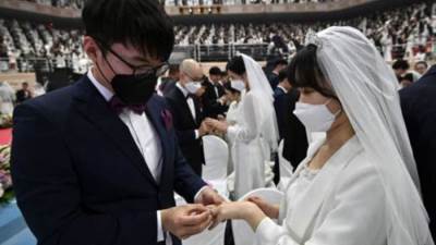 بالصور .. زفاف جماعي يتحدى "كورونا"