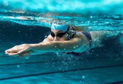 تعرفي على فوائد السباحة لحرق السعرات الحرارية