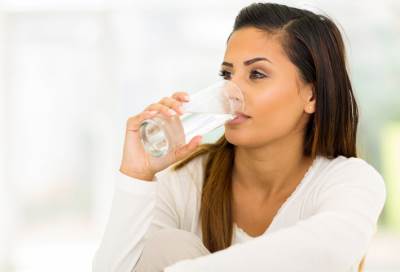 لشرب الماء على الريق فوائد عظيمة .. تعرفي عليها