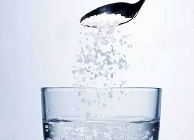 "الغرغرة بالماء والملح".. هل تقتل فيروس كورونا في الفم والحلق؟