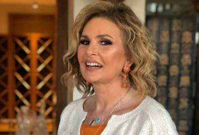 شاهد .. انهيار يسرا بالبكاء على الهواء