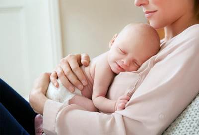 تنظيف أنف طفلك حديث الولادة بطريقة صحيحة