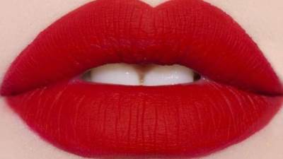 الآثار الجانبية لأحمر الشفاه.. كيف يمكن لمنتج المكياج هذا أن يؤذيك؟