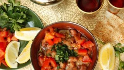 طريقة عمل الفول بالصلصة خطوة بـ خطوة