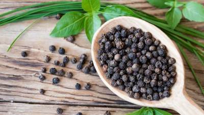 التتبيلة السحرية بالفلفل الأسود وقشر الليمون .. إليك طريقة تحضيرها