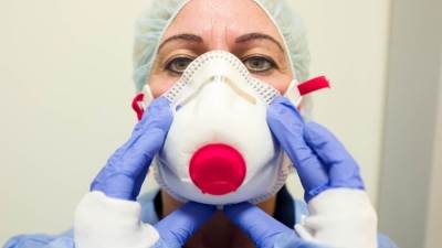 علماء يطورون كمامة ترصد كورونا وتضيء فورا