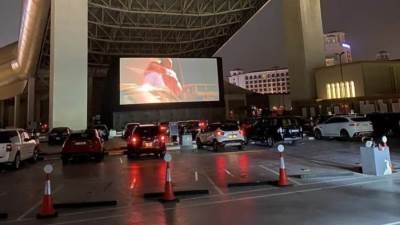 مول الإمارات بدأ في تطبيق تجربة"سينما السيارات"