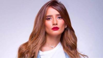 زينة تثير الجدل ببنطلون مقطع 