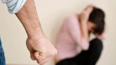 بالفيديو .. رجل يختطف طفلة لمدة 20 عاما ويجبرها على إنجاب 9 أطفال