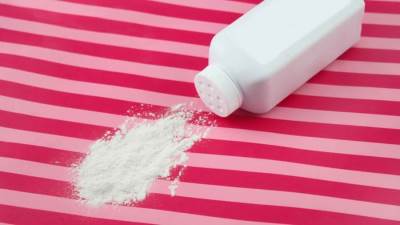 شركات تتخلص من مسحوق التلك المستخدم فى التجميل بسبب أضرارها على الجسم..!