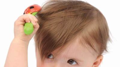 أسباب تساقط شعر الأطفال..!