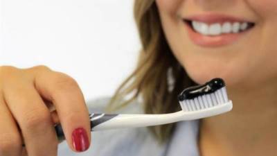 إحذر.. استخدام معجون الأسنان المصنوع من الفحم