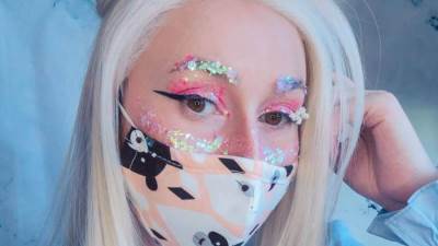 نصائح لتثبيت أحمر الشفاة تحت الكمامة لمدة طويلة..!