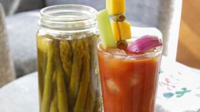 اعرفي ازاي تخللي الهليون وتحفظيه عندك