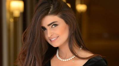 علا الفارس بإطلالة صيفية علي متن قارب فى البحر