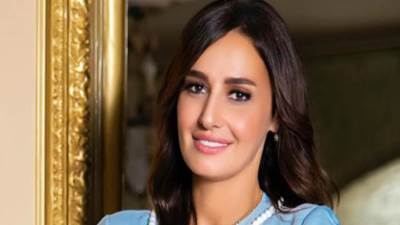 حلا شيحة تتألق ببنطلون جينز ممزق 