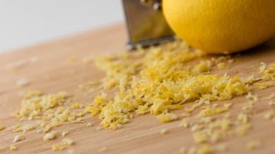 فوائد مذهلة لتناول قشر الليمون .. تعرفي عليهم