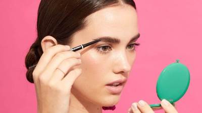 أسرع طريقة لرسم الحاجبين من دون أخطاء