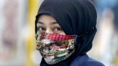 طرق مبتكرة لتنسيق الكمامة مع ملابسك في العيد