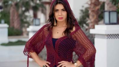 نجلاء بدر تشارك جمهورها بصورة لها على البحر