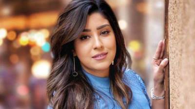 أيتن عامر تبرز جمال أنوثتها بصورة أبيض وأسود