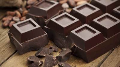 طريقة سهلة لعمل الشيكولاتة الدارك في المنزل