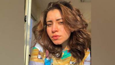 الفنانة "سارة الشامي" بإطلالة جذابة ومثيرة بــ "مايوه أحمر"..!