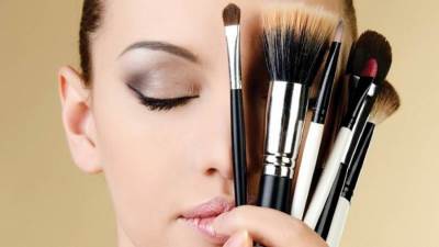 ماذا يحدث إذا استخدمت ادوات مكياج منتهية الصلاحية؟