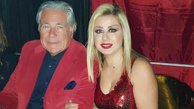 صور .. زوجة "مصطفى فهمي" بإطلالة أنيقة وجذابة..!