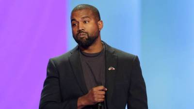 كاني ويست يواجه انتقادات عنيفة من المسلمين بسبب حذاء .. إليكِ التفاصيل