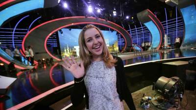 فنانة أمريكية تشعل السوشيال ميديا وهي ترتل "سورة القمر" بصوت عذب