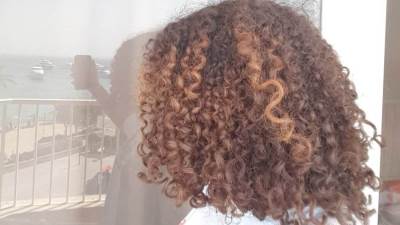 كيفية التحكم في الشعر المجعد في موسم الصيف والرطوبة