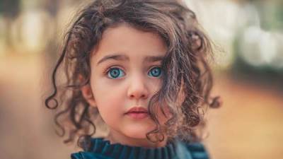 أطعمة تحافظ على صحة عيون الأطفال