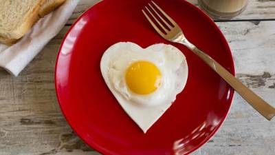 تناولي وجباتك في طبق أحمر لخسارة الوزن .. إليكِ التفاصيل