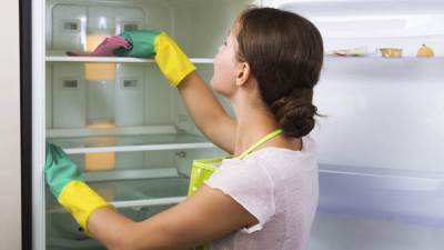 طريقة تنظيف وترتيب الثلاجة بسهولة