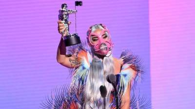 بالصور .. ليدى جاجا تخطف الأنظار فى حفل جوائز MTV بكمامات غريبة!