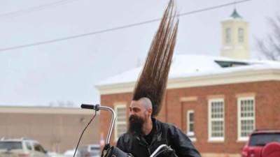 بالفيديو .. أمريكى يدخل موسوعة جينيس بأطول قصة شعر بالعالم