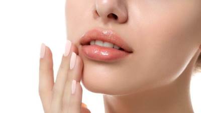 بـ3 خطوات سهلة لتكبير الشفاه الرفيعة 