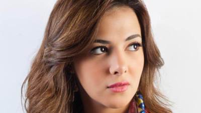 شاهد .. دنيا سمير غانم تتألق بإطلالة جذابة ومثيرة على البحر..!