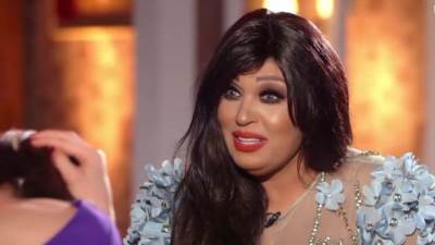 فيفي عبده تخطف الأنظار بفستان فوشيا علي البحر