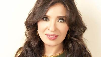 الراقصة دينا تظهر بطبيعتها بدون مكياج