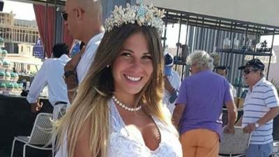 بالصورة .. ظهور منة حسين فهمي مع والدها على البحر