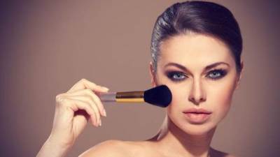 10 خطوات لمكياج العيون الصغيرة