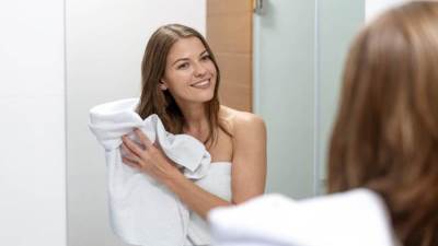 إحذرى .. فرك شعرك بالمنشفة بعد الاستحمام خطأ كبير