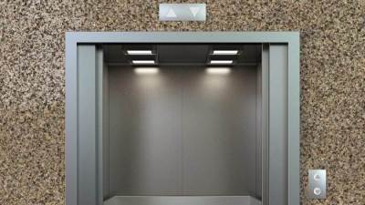 كيف تتفادي الإصابة بكورونا عند ركوب الأسانسير؟