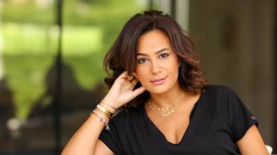 هند صبرى تخطف الأنظار بكوت جلد لامع