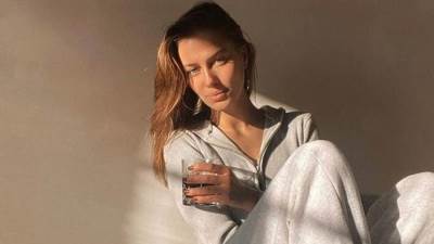 هل هاجمت حبيبة براد بيت الجديدة أنجلينا جولي؟