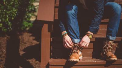 هل يمكن للأحذية أن تنقل مرض "كوفيد 19"؟