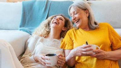 مفتاح السعادة مع الأصدقاء أم العائلة؟